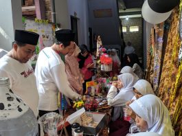 Kepala sekolah SD Al Islam Pengkol melihat hasil karya-karya dari peserta didik