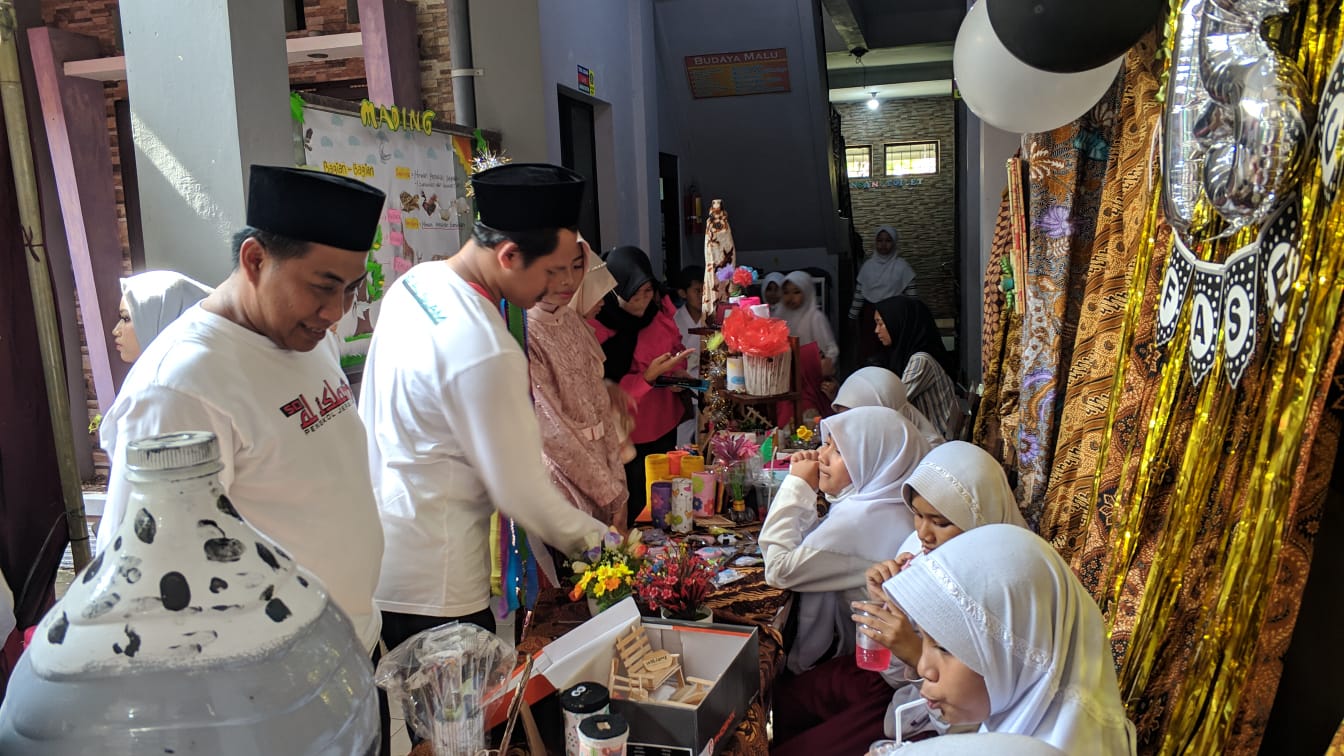 Kepala sekolah SD Al Islam Pengkol melihat hasil karya-karya dari peserta didik