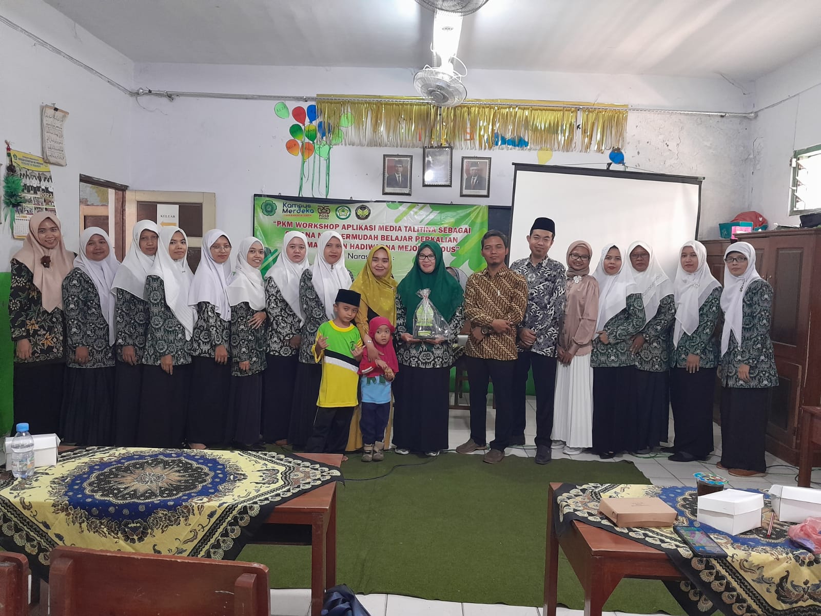 Pemberian cinderamata sekaligus foto bersama dengan guru MI NU Imaduddin