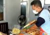 Warga binaan Lapas Pati tengah membuat produk snak dan bakery