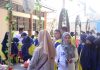 Kepala Sekolah SMP 1 Gebog Kabupaten Kudus Endang Siwi Ekoati saat sedang memantau siswinya yang sedang berjualan
