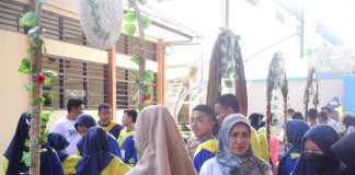 Kepala Sekolah SMP 1 Gebog Kabupaten Kudus Endang Siwi Ekoati saat sedang memantau siswinya yang sedang berjualan
