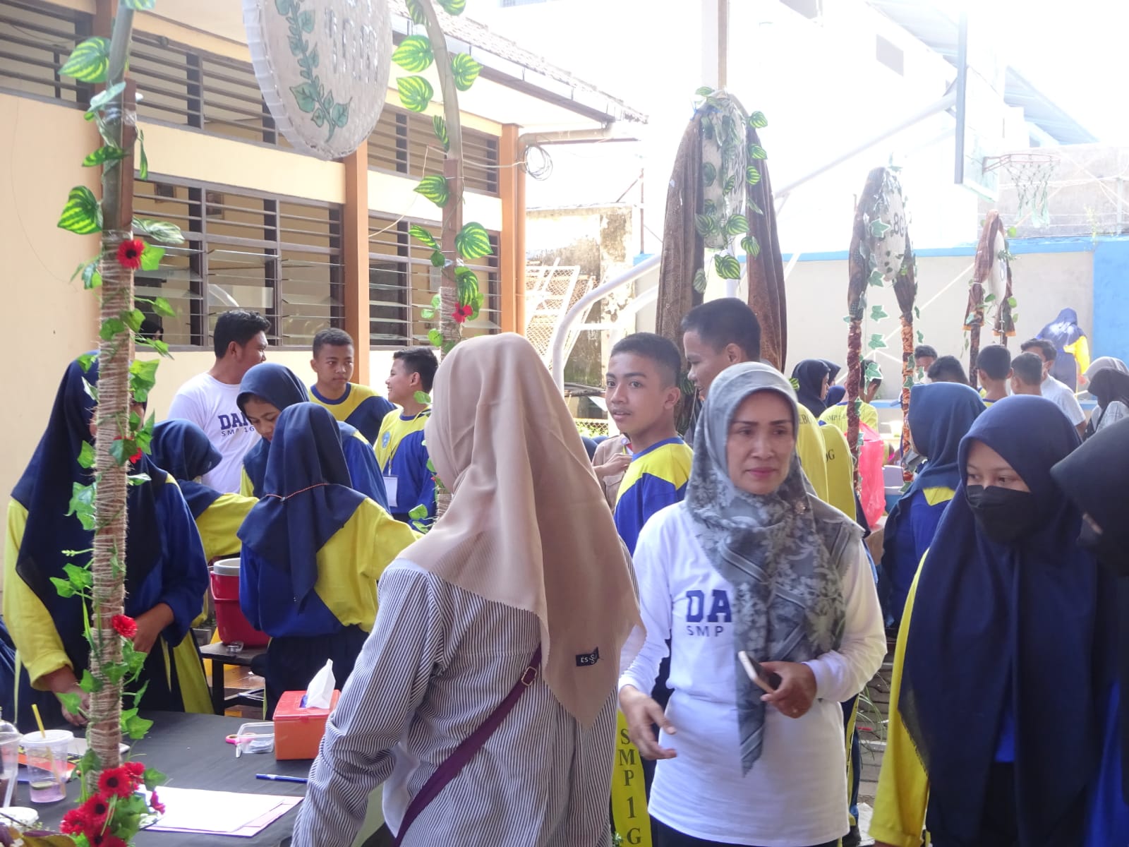 Kepala Sekolah SMP 1 Gebog Kabupaten Kudus Endang Siwi Ekoati saat sedang memantau siswinya yang sedang berjualan