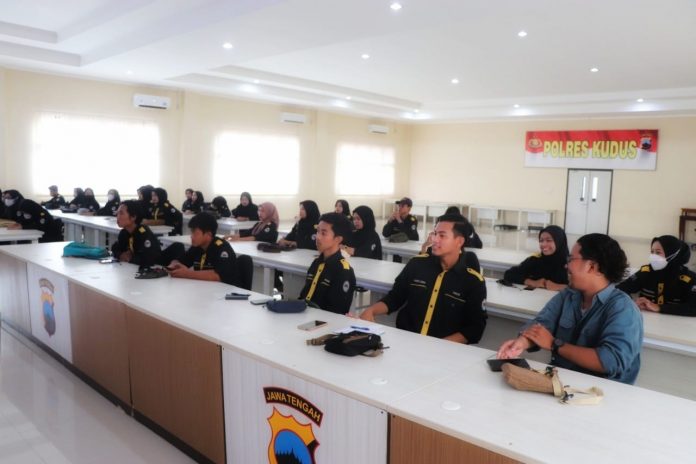 Mahasiswa Prodi Komunikasi dan Penyiaran Islam IAIN Kudus menggelar kegiatan observasi di Polres Kudus Mahasiswa Prodi Komunikasi dan Penyiaran Islam IAIN Kudus menggelar kegiatan observasi di Polres Kudus