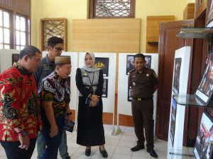 Ketua DPRD Kabupaten Kudus Masan, Anggota DPRD Muhtamat, Ketua PWI Kudus Saiful Annas, dan Kepala Diskominfo Kudus Dwi Yusi Sasepti saat melihat foto jurnalistik di Galeri Dekranasda