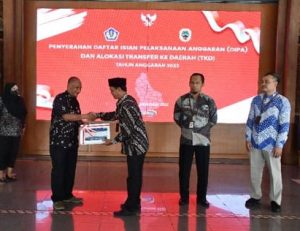 Penyerahan Daftar Isian Pelaksanaan Anggaran (DIPA) dan Alokasi Transfer Ke Daerah (TKD) Tahun Anggaran 2023