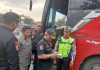 Petugas gabungan mengecek kelengkapan dan standarisasi angkutan