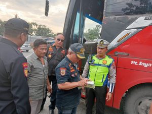 Petugas gabungan mengecek kelengkapan dan standarisasi angkutan