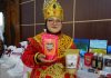 Nina Ariani Shofa saat memegang salah satu produk karya anak SMK Duta Karya Kudus