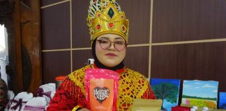 Nina Ariani Shofa saat memegang salah satu produk karya anak SMK Duta Karya Kudus