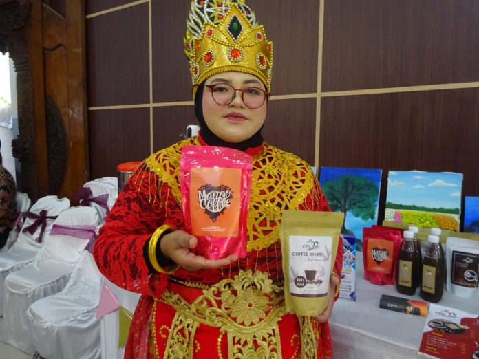 Nina Ariani Shofa saat memegang salah satu produk karya anak SMK Duta Karya Kudus