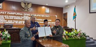 Foto bersama pimpinan DPRD dengan Pj Bupati Pati usai menandatangani nota kesepakatan pada Rapat Paripurna, Jumat (23/12/2022)