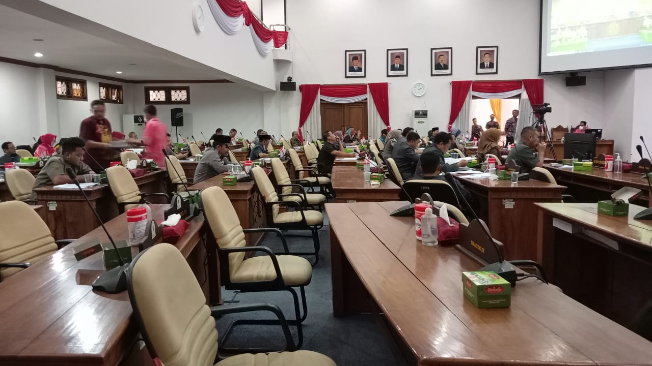 Suasana rapat paripurna DPRD pada Jumat (23/12/2022), banyak kursi yang kosong