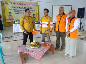 Sutriyono bersama anggota lainnya saat sedang persiapan melakukan pemotongan tumpeng