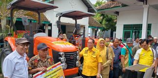 Anggota Komisi IV DPR RI, Firman Soebagyo menyerahkan bantuan Alat dan Mesin Pertanian (Alsintan) kepada sejumlah kelompok tani di Kabupaten Pati