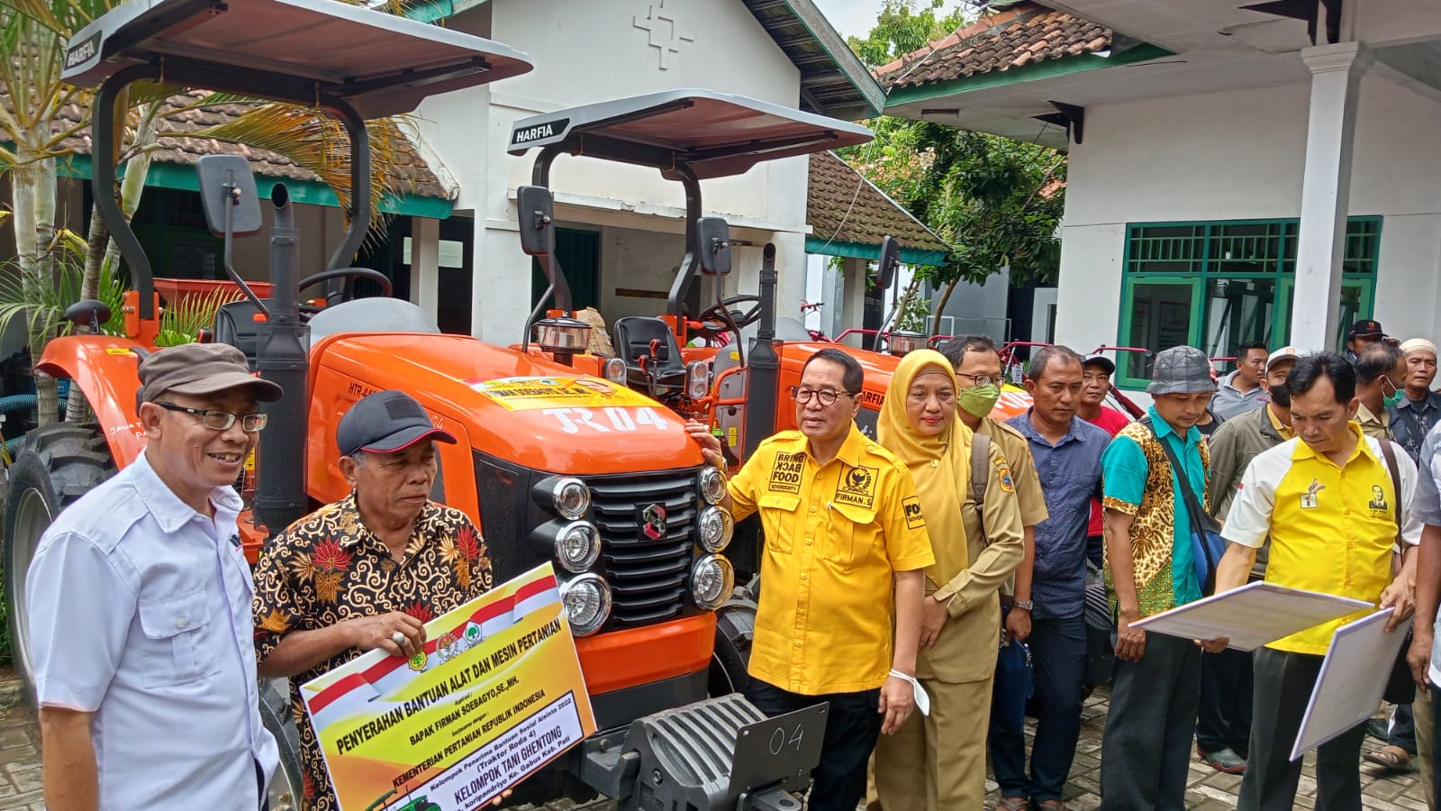 Anggota Komisi IV DPR RI, Firman Soebagyo menyerahkan bantuan Alat dan Mesin Pertanian (Alsintan) kepada sejumlah kelompok tani di Kabupaten Pati