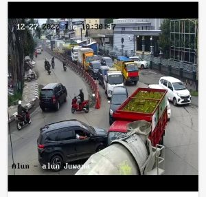 Kondisi lalu lintas sebelum jembatan Juwana yang kini dibangun (cctv dinhubprov)