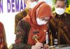 Bupati Demak Eisti'anah melakukan penandatanganan prasasti di Kantor Bank Jateng Relokasi Cabang Pembantu Mranggen Demak