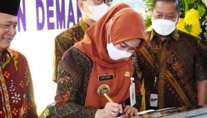 Bupati Demak Eisti'anah melakukan penandatanganan prasasti di Kantor Bank Jateng Relokasi Cabang Pembantu Mranggen Demak