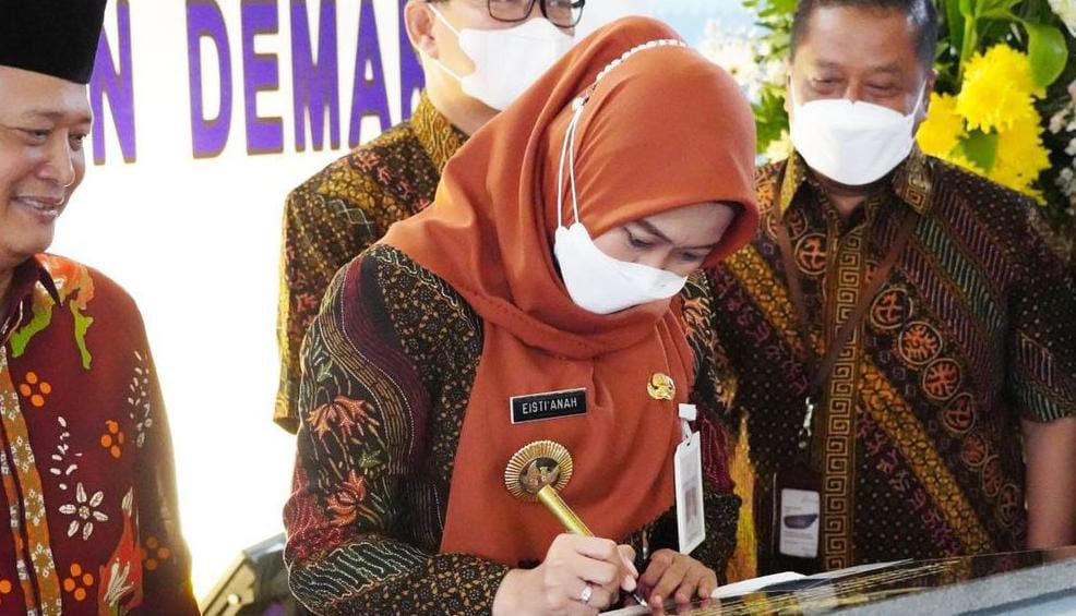 Bupati Demak Eisti'anah melakukan penandatanganan prasasti di Kantor Bank Jateng Relokasi Cabang Pembantu Mranggen Demak