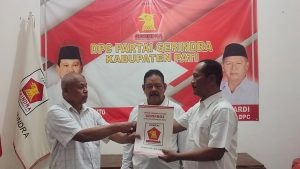 Hardi (kiri) yang saat ini menjabat Ketua DPC Gerindra mendaftar Bacaleg di kantor setempat