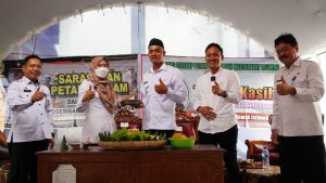 Bupati Demak Eisti'anah saat berada di Kecamatan Wedung Demak mengikuti kegiatan sarasehan bersama petani garam