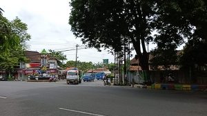 Sejumlah kendaraan melintas di patung kuda Plangitan