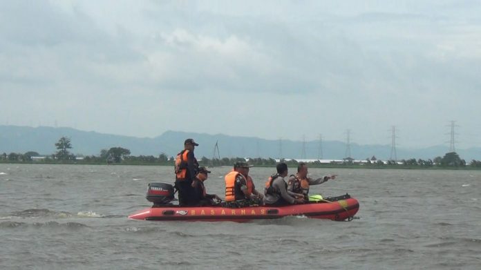 Aparat setempat melakukan pencarian korban tenggelam
