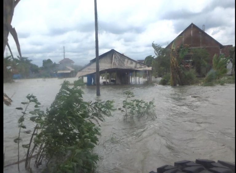 MDMC Kudus Distribusikan 1000 Nasi Bungkus ke Warga Terdampak Banjir