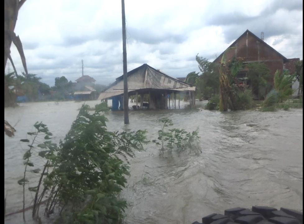 Tampak banjir masih tinggi