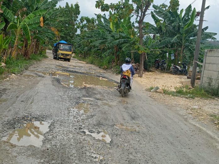 Ilustrasi kerusakan jalan di ruas jalan Prawoto Sukolilo