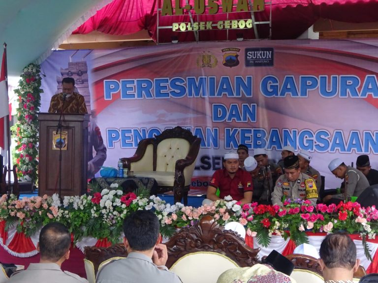 Polsek Gebog Dapat Hadiah Gapura Majapahit dari PT Sukun Wartono