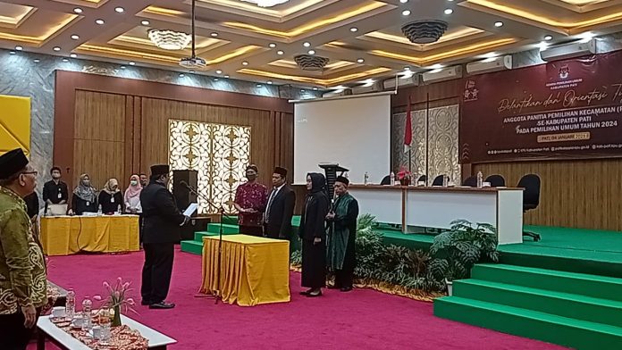 Pelantikan anggota Panitia Pemilihan Kecamatan (PPK) oleh KPU Pati, Rabu (4/1/2023) Pelantikan anggota Panitia Pemilihan Kecamatan (PPK) oleh KPU Pati, Rabu (4/1/2023)
