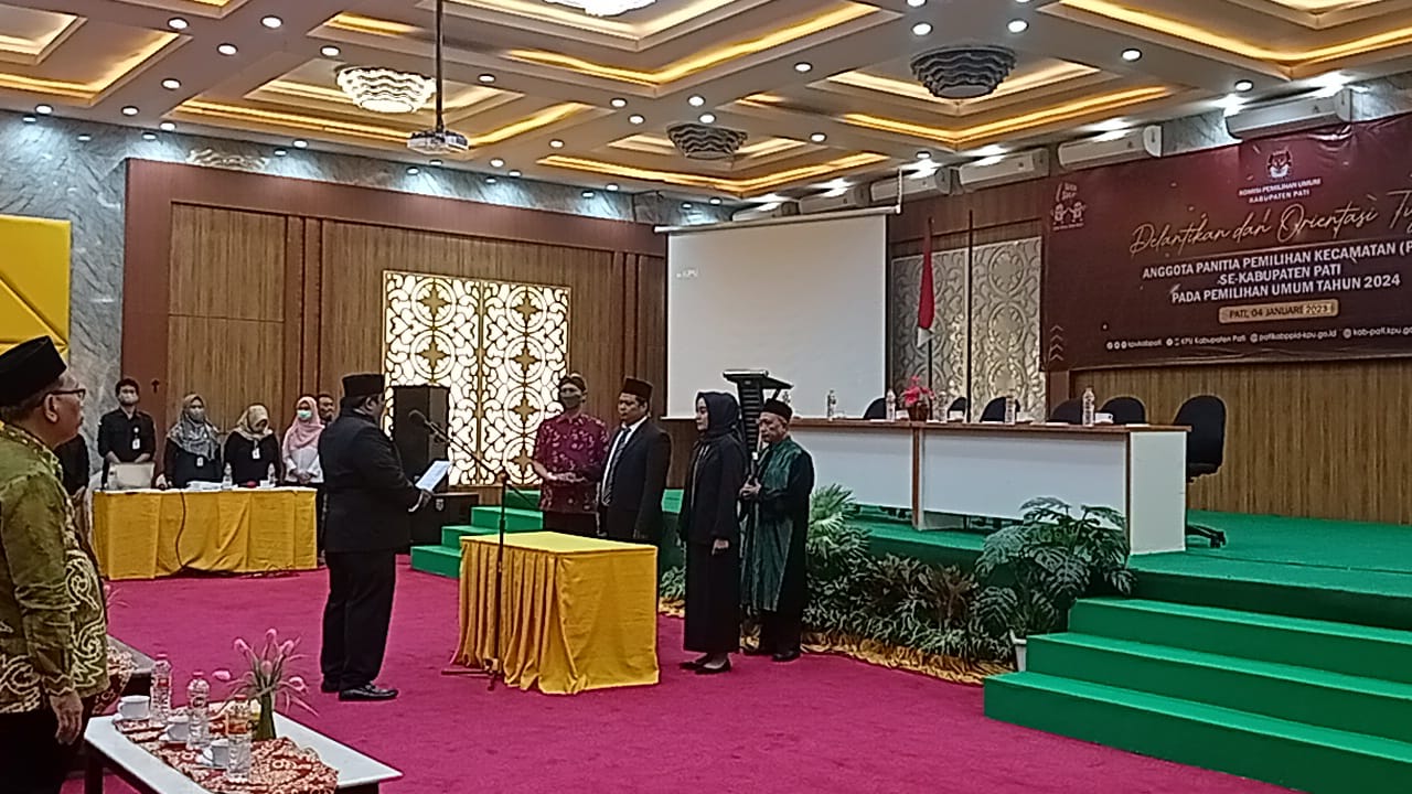 Pelantikan anggota Panitia Pemilihan Kecamatan (PPK) oleh KPU Pati, Rabu (4/1/2023)