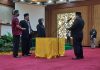 Anggota Panitia Pemilihan Kecamatan (PPK) Kecamatan Juwana Supriyanto (kiri) didampingi rohaniwan saat dilantik Ketua KPU Pati Imbang Setiawan (kanan)