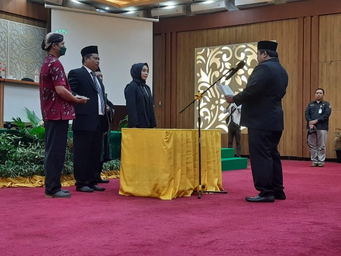 Anggota Panitia Pemilihan Kecamatan (PPK) Kecamatan Juwana Supriyanto (kiri) didampingi rohaniwan saat dilantik Ketua KPU Pati Imbang Setiawan (kanan)