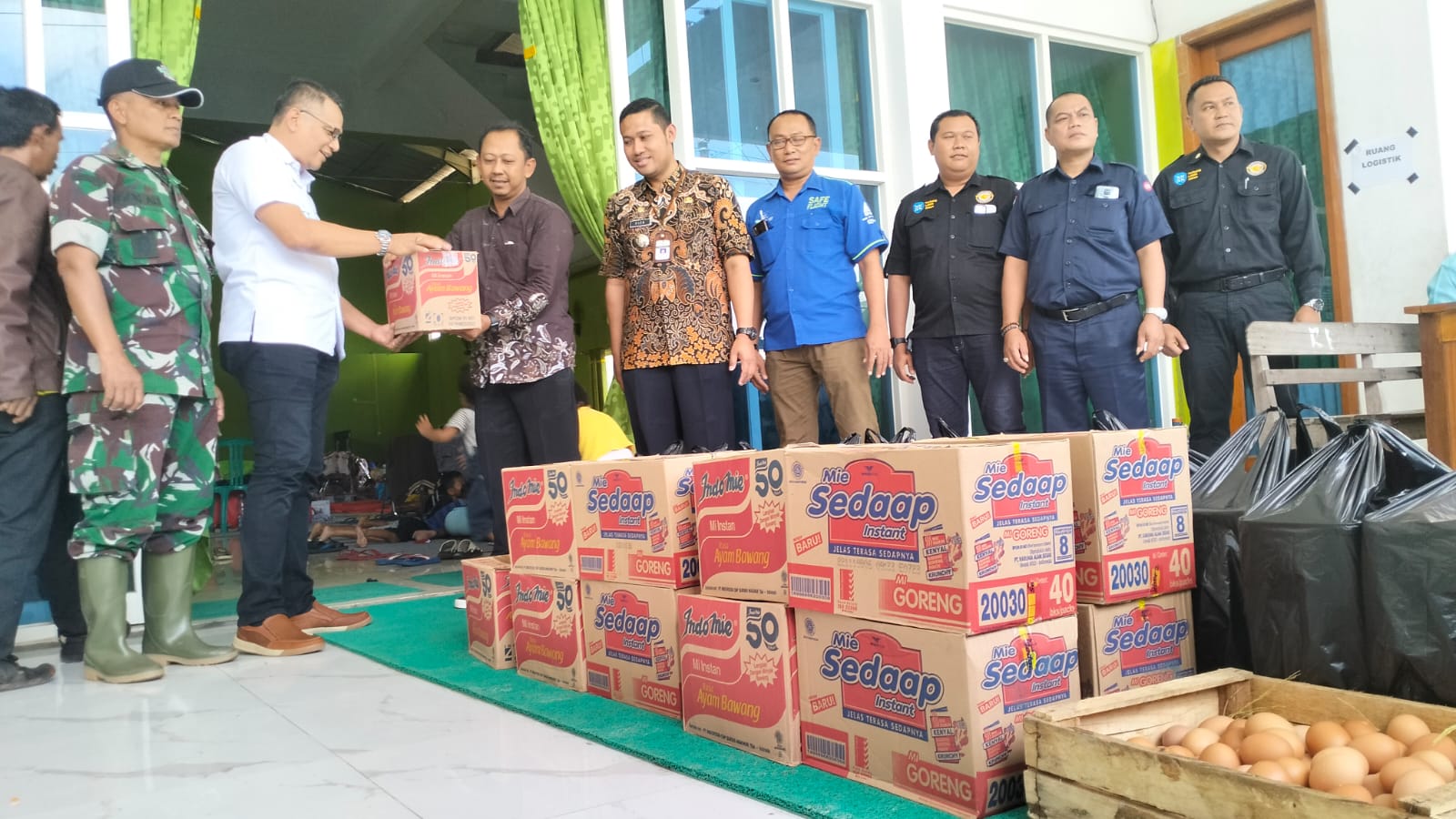 PT Pura Group berikan bantuan sembako di posko Desa Jati Wetan Kudus