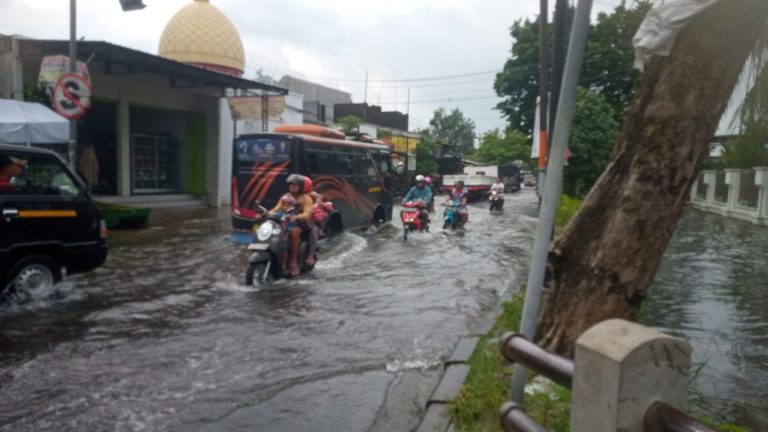 Meskipun Cuaca Cerah, Jalan Tanjung Karang Kudus Masih Tergenang Air