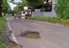 Foto: Penampakan jalan lubang yang dapat membahayakan pengendara sepeda motor