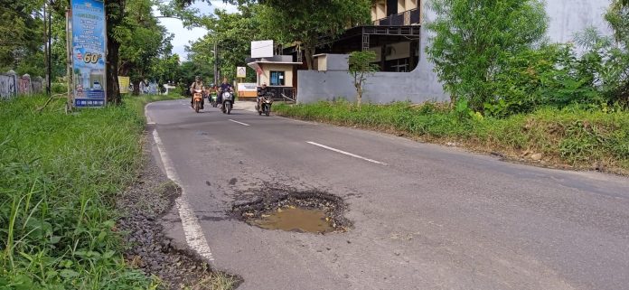 Foto: Penampakan jalan lubang yang dapat membahayakan pengendara sepeda motor