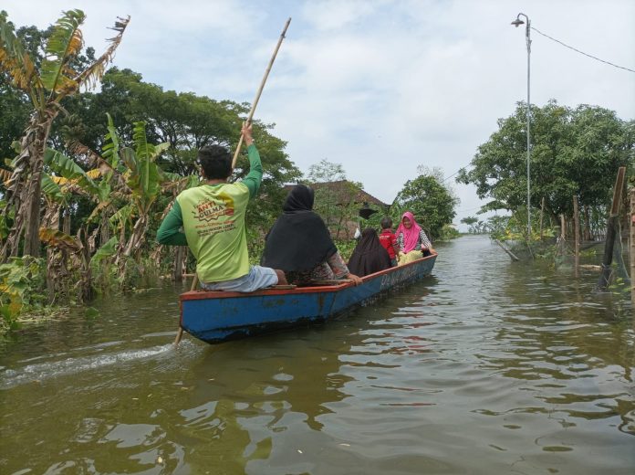 Tampak warga Kayen menaiki perahu akibat banjir yang merendam di tempatnya Tampak warga Kayen menaiki perahu akibat banjir yang merendam di tempatnya