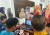 Tampak beberapa aktivitas warga pengungsi di DPRD Kabupaten Kudus saat mengurus data yang hilang
