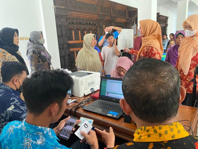 Tampak beberapa aktivitas warga pengungsi di DPRD Kabupaten Kudus saat mengurus data yang hilang
