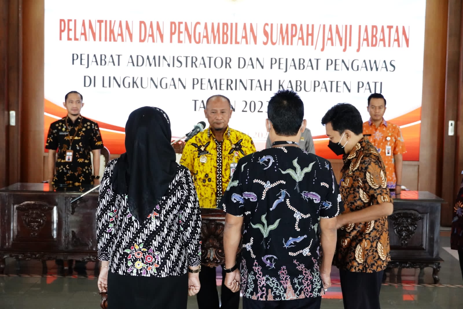 Pj Bupati Pati saat melantik dan mengambil sumpah jabatan bagi pegawai yang dirotasi di lingkungan Pemkab, Jumat (6/1/2023)