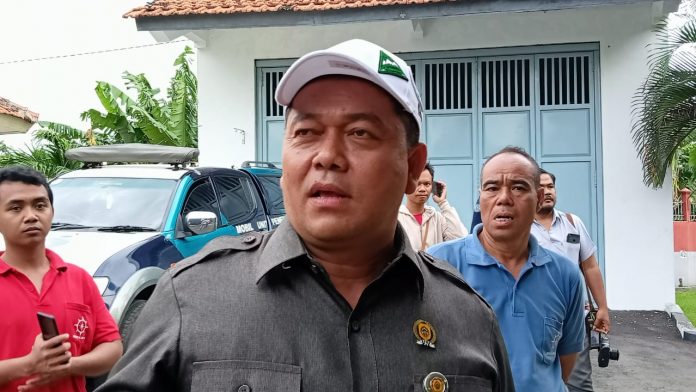 Ketua DPRD Kabupaten Pati, Ali Badrudin saat mendampingi Menteri Sosial (Mensos) Tri Rismaharini ke Korban Banjir