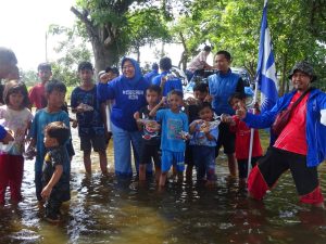 Foto: Endang Kursistiyani bersama para kader PAN Kudus saat memberikan mainan kepada anak-anak