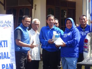 Foto: Penyerahan simbolik bantuan nasi kotak dan sembako kepada warga terdampak banjir