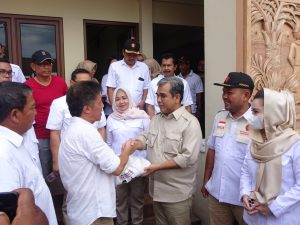 Foto: penyerahan simbolik sembako oleh Sekjen Gerindra Ahmad Muzani ke Gereja Tanjung Karang Kudus