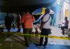 Petugas saat mengevakuasi dua bocah korban tenggelam di Wedarijaksa