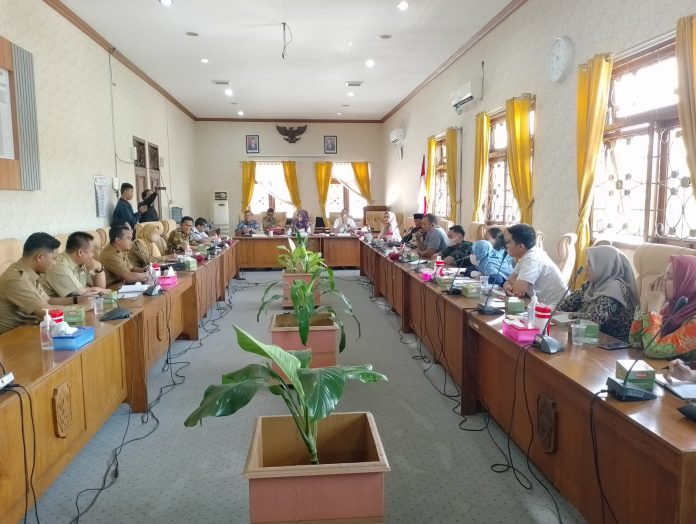 Audiensi staf lapangan pertanian Pati di kantor DPRD, Senin (9/1/2023)
